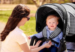 479-MONO Track Tandem Stroller Face to Face Edition Lifestyle 02A